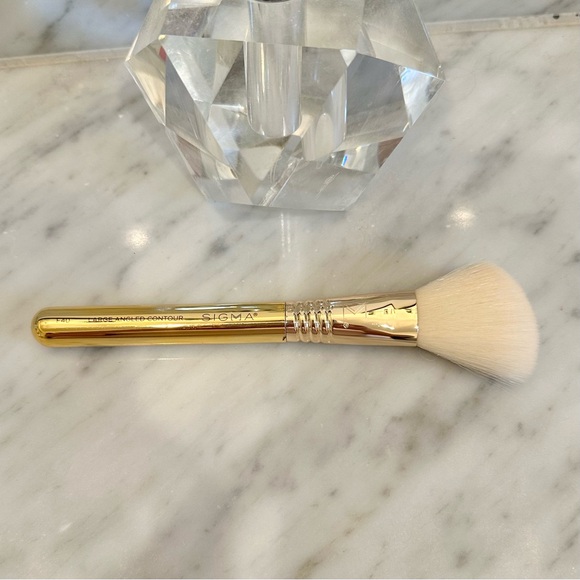 2/$12 * Sigma Large Angled Contour Brush - Picture 2 of 7